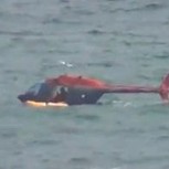¡Impactante! Helicóptero cae al mar tras rescatar a bañista