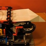 ¡Insólito!: Robot de Lego arma aviones de papel y los lanza