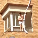 Video: Amante grabado escapando por la ventana causa furor en internet