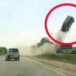 Espectacular accidente de auto en Rusia