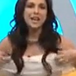 Conductora de televisión sufre sexy percance en vivo al soltársele la blusa