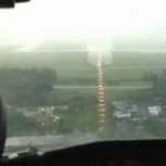 Avión suspende aterrizaje a metros de tocar la pista por efectos de temporal de lluvia