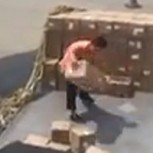 El peor y más flojo empleado de aeropuerto del mundo