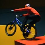 Ciclista hace piruetas en la pista que diseñó cuando niño