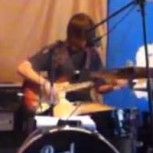 Toca guitarra, canta y toca batería: Multitasking musical