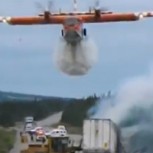 Avión lanza agua para evitar incendio de camión en la carretera