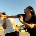 Mamá enfurecida golpea a skater que chocó a su hijo y lo hizo llorar