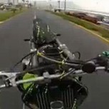 Motociclista desafía a carabinero y huye con arriesgadas maniobras a gran velocidad
