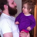 La niña que llora porque extraña la barba de su padre