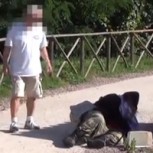 Pequeñez humana: ¿Ayudamos igual a un hombre de negocios y a un mendigo?