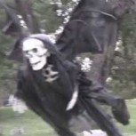 La más aterradora broma de Halloween: La muerte volando acecha a sus víctimas