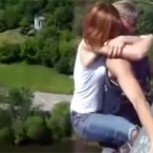 Tirarse en bungee sólo abrazada a otra persona: Máxima irresponsabilidad