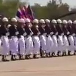 Extraordinaria coreografía de militares: Coordinación al máximo con efectos visuales