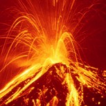 Curiosos lanzan bolsa de basura a una laguna de lava y quedan sorprendidos con lo que pasa