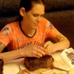 Mujer delgada entra a los records Guiness tras comer dos kilos de carne en dos minutos
