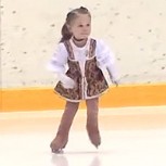 Niña de dos años sorprende con sus habilidades para el patinaje