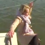 Periodista sufre el bochorno de su vida: Cae al agua durante transmisión en vivo