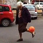 Abuela domina el balón y enseña cómo se hace