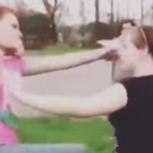 Pelea de mujeres termina con una pala en la cabeza y se vuelve viral