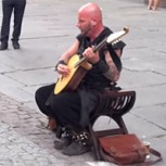 Talento callejero: Un artista que impresiona por sus capacidades