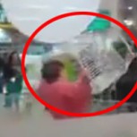 Mujer furiosa usa “superfuerza” para levantar carro de supermercado y arrojarlo por los aires