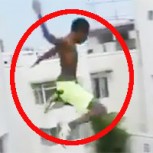 Saltar desde un quinto piso a una piscina: La locura máxima