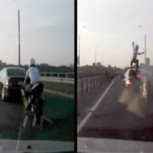 Motociclista choca a un auto a gran velocidad y salva milagrosamente ileso