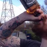 El más imbécil de todos: Hombre bebe una botella completa de whisky en 15 segundos
