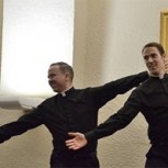 El más increíble duelo de baile entre dos curas: Hay que verlo
