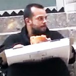 Video: Mendigo de Nueva York recibe pizza y su reacción deja sin palabras