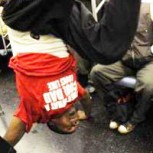 El más espectacular duelo de break dance en un vagón de metro es sensación en las redes