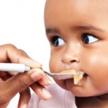 Conozca la manera más original de una madre para alimentar a su bebé