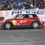 Récord mundial para estacionarse entre dos autos: Este video es de no creerlo