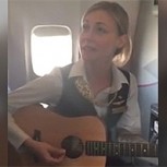 Auxiliar de vuelo sorprende con su talento interpretando famosa canción