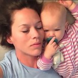 ¿Adorable? Madre graba cómo su bebé hace de todo para no dejarla dormir