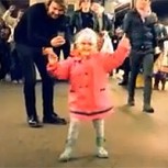 Pequeña niña comienza una fiesta de baile en Metro de Nueva York