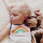 Niño y perro que dormían siesta juntos lucen algo diferentes estos días