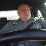 Rudo policía es grabado “in fraganti” cantando Shake It Off de Taylor Swift