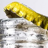 ¿Cómo abrir una botella de cerveza con sólo un papel? Increíble técnica