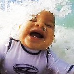 Vimeo: Bebé de 9 meses surfeando se convierte en exitoso viral