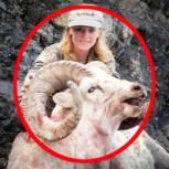 Cazadora que posó con jirafa muerta provoca fuerte polémica en redes sociales