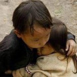 Foto: La verdadera y conmovedora historia de la imagen de los “huérfanos de Nepal”