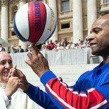 Papa Francisco con los Harlem Globetrotters: El Pontífice practicó algunos movimientos