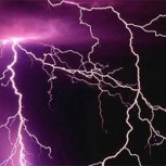 Increíble registro: Aficionado graba caída de rayo a sólo metros