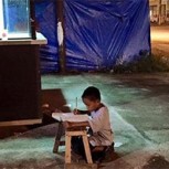 La inspiradora foto del niño estudiando en la calle que dio la vuelta al mundo
