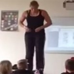 Esta profesora te sorprenderá: se “quita la ropa” para enseñar anatomía