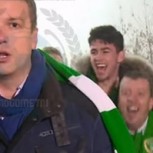 Periodista resiste estoico invasión de hinchas en directo en TV: Nunca dejó de informar