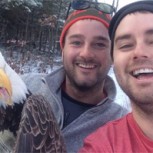Hermanos y un águila calva protagonizan la “selfie del año”: Entérate por qué