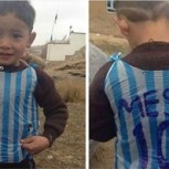 Niño con la camiseta de Messi hecha con bolsas recibió la sorpresa de su vida