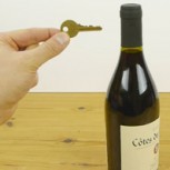 ¿Cómo abrir una botella de vino con una llave? Este increíble truco te puede sacar de apuros